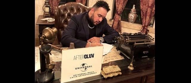 REGGI “EL AUTÉNTICO” FIRMA CONTRATO DISCOGRÁFICO CON AFTERCLUV + UNIVERSAL MUSIC LATIN