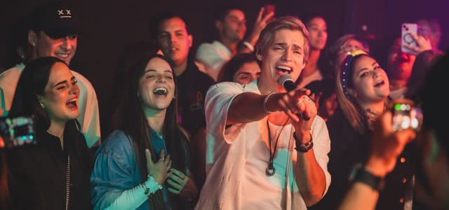CARLOS BAUTE CANTÓ “VOLVEREMOS A VENEZUELA” EN LA NUEVA SESSIONS DE FREE COVER