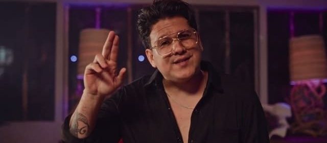 ERIC MESTIZO INICIÓ CON TODO EL AÑO 2025 CAMBIANDO “FLORES POR CANCIONES”