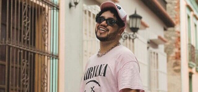 REGGI “EL AUTÉNTICO” ASEGURA EN SU TEMA QUE: “EN EL MAR TE VES MEJOR”